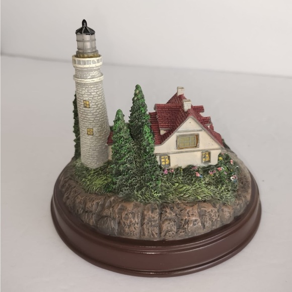 Thomas Kinkade lighthouse sculpture - Picture 5 of 14